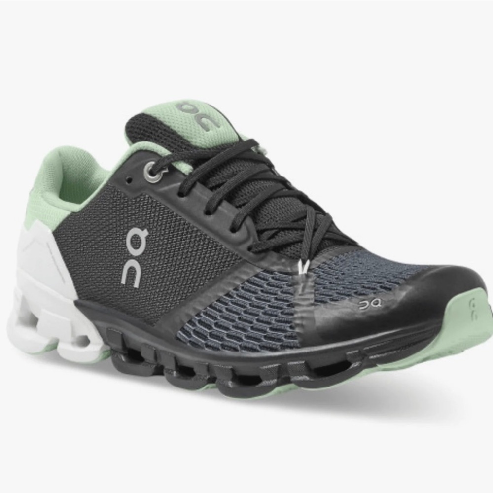 ON WOMEN'S CLOUDFLYER V2 // LIKE NEW //Size: 9 // Black/Teal